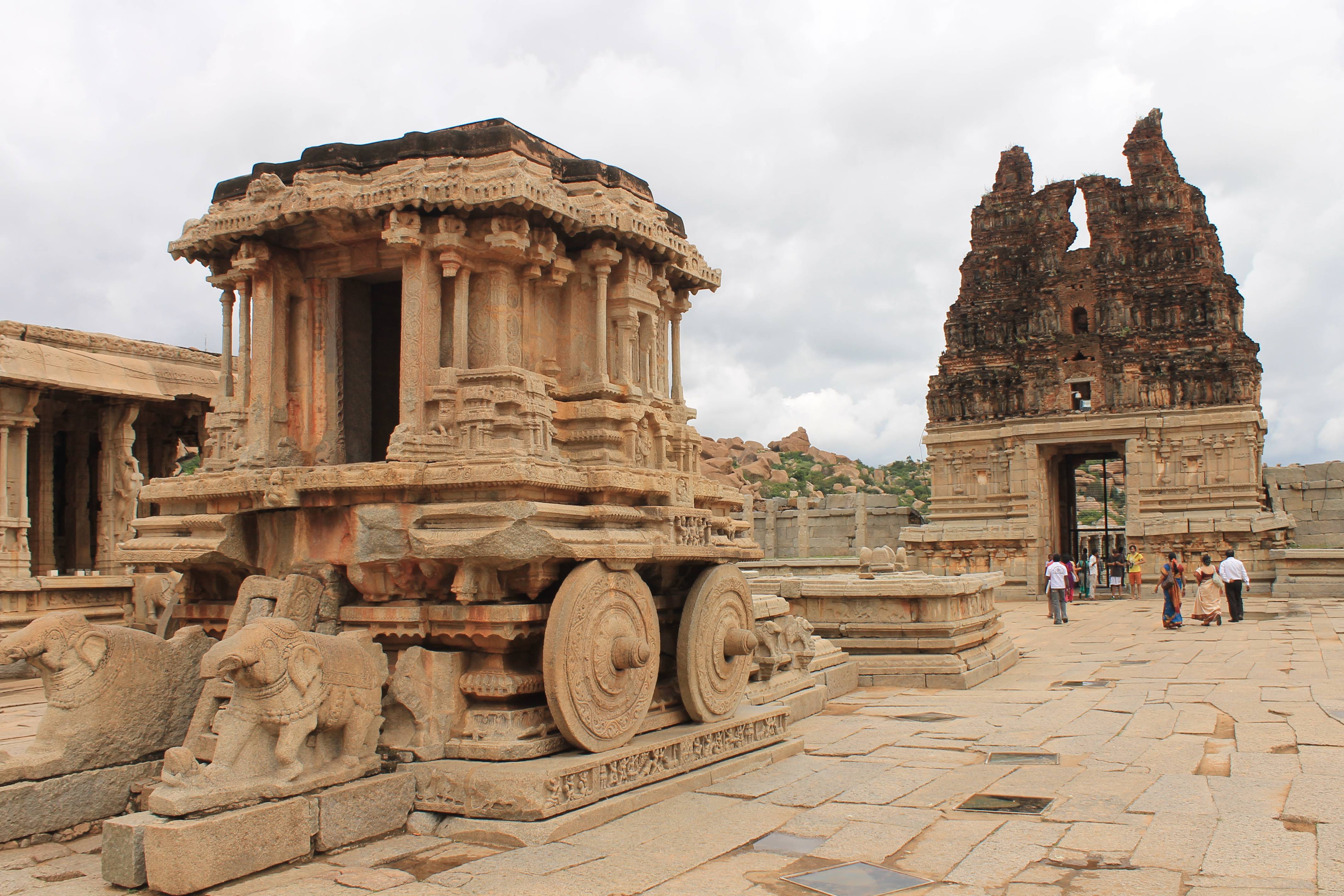 famous tourist places in karnataka