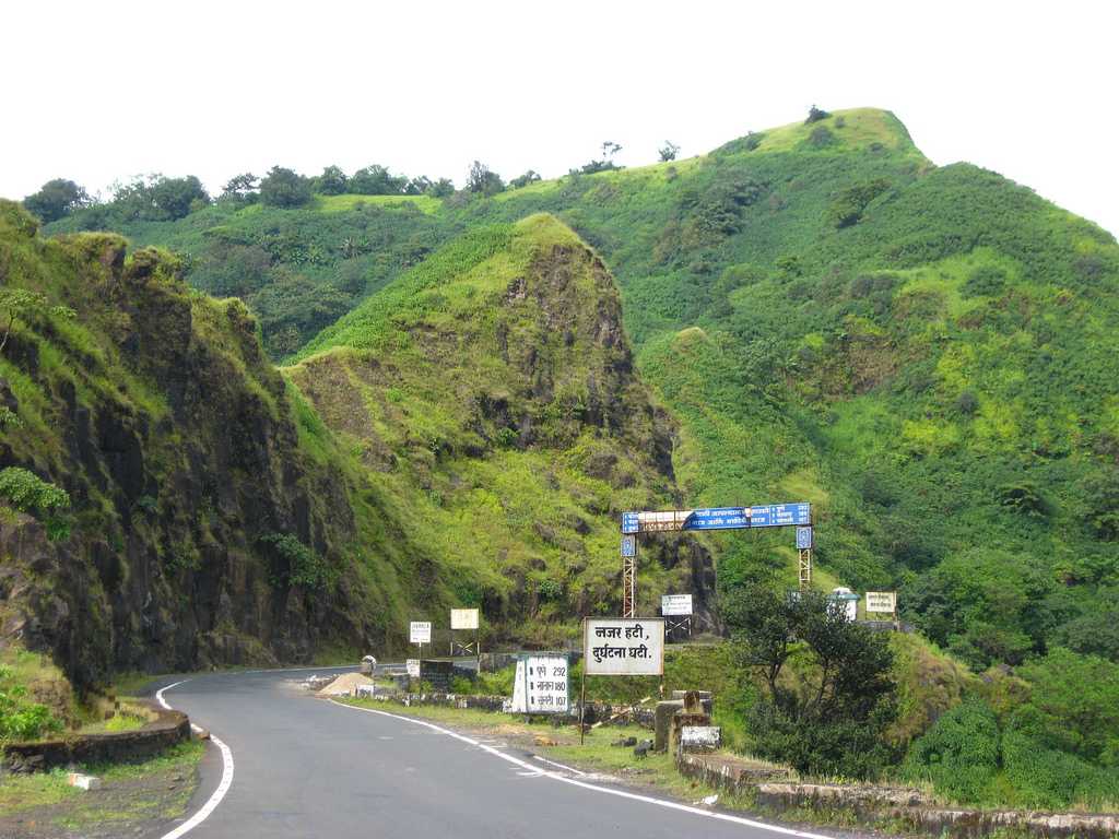 tourist places between pune to kolhapur